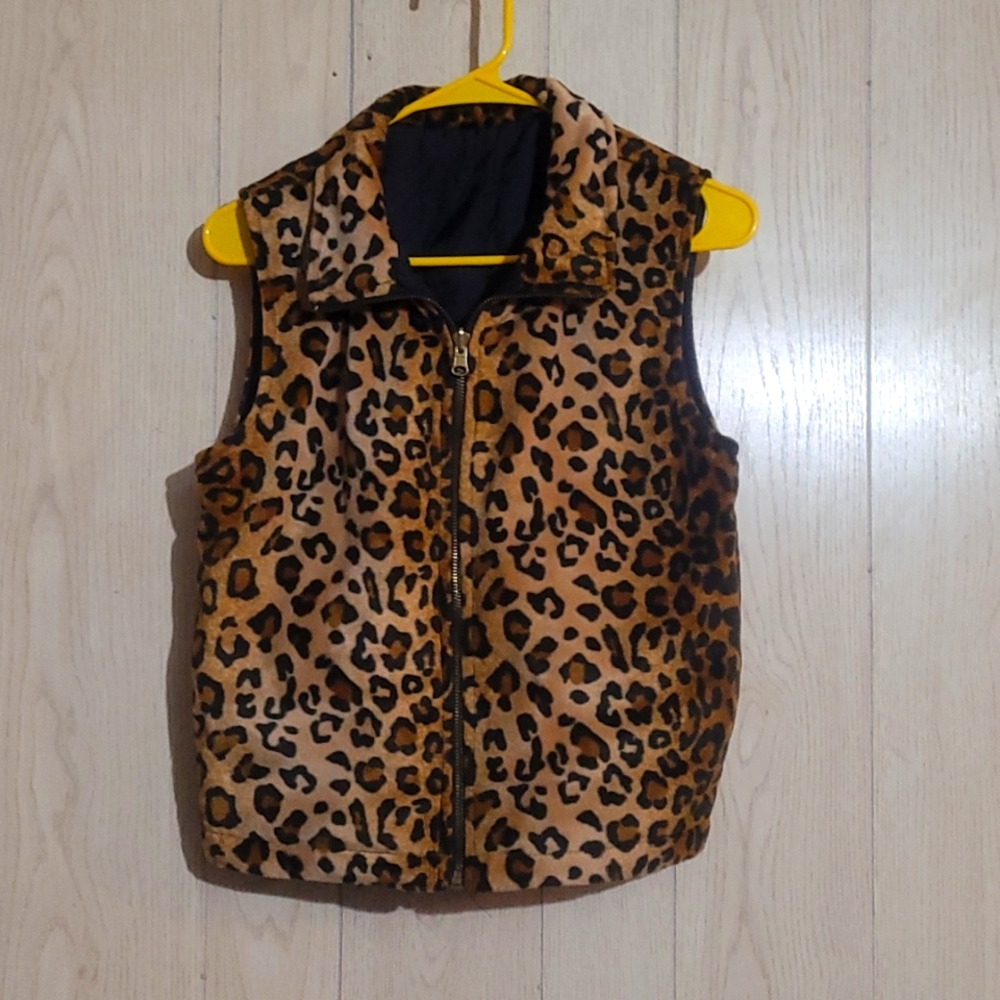M Leopard print/ black reversible vest. jr-s.com